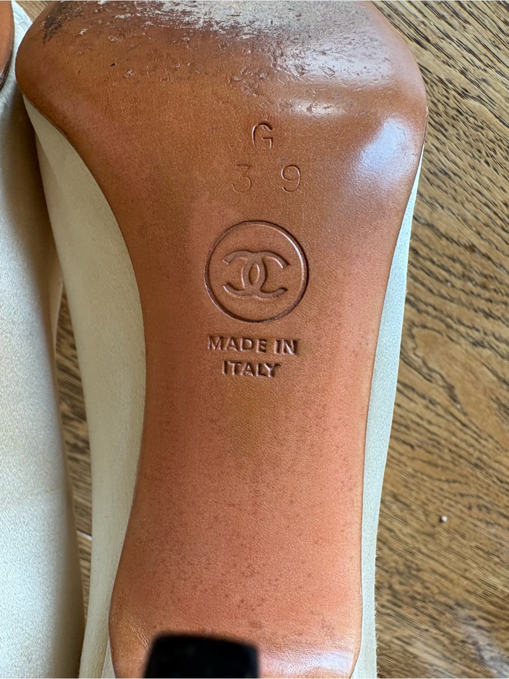 CHANEL Vintage Cream Satin Pointed Toe Pumps with Textured Cap Size 39 EU/8.5 US - Picture 10 of 16